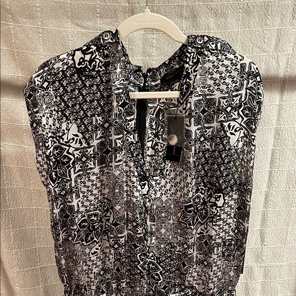BCBG Black and White Sleeveless Graphic Blouse